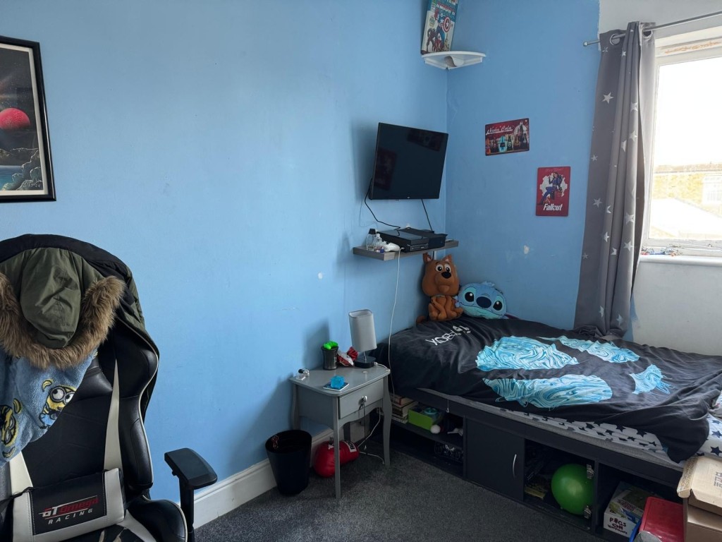 Lot: 60 - THREE-BEDROOM COTTAGE FOR INVESTMENT OR OCCUPATION - Bedroom three